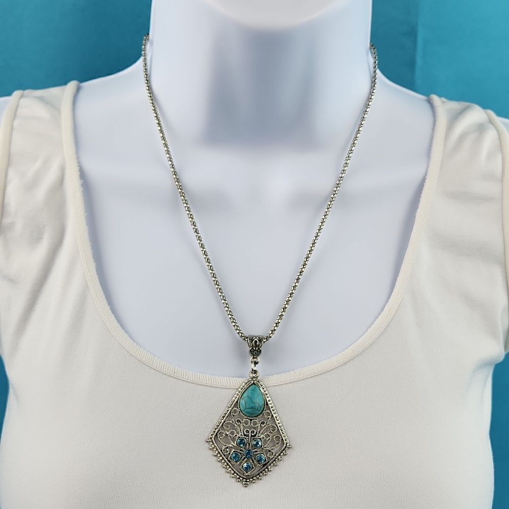 🔺️Silver Tone & Turquoise Pendant Necklace